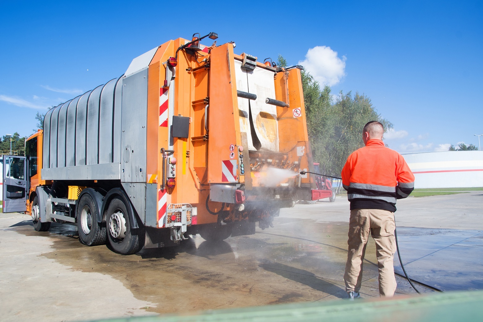 garbage truck Cleaning Practices for Waste Management and Garbage Companies in the United States: Trucks and Facilities